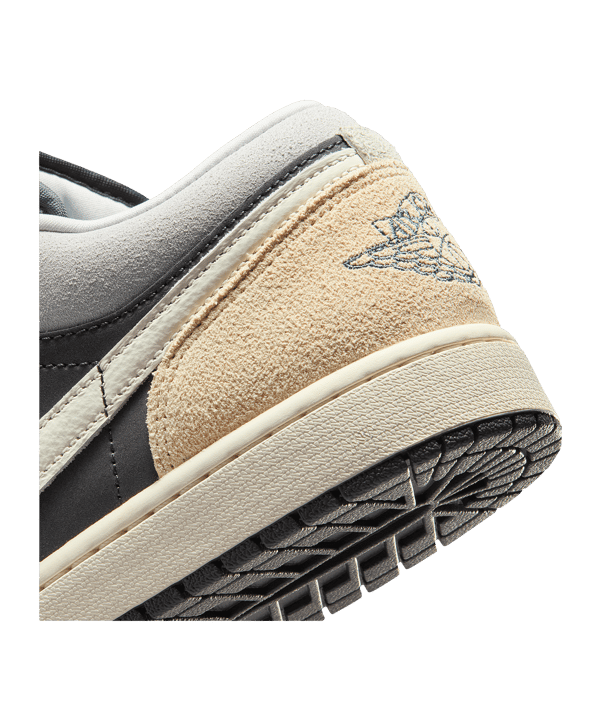 Jordan Air Jordan 1 Low SE Black Pastels Grau F004 - grau