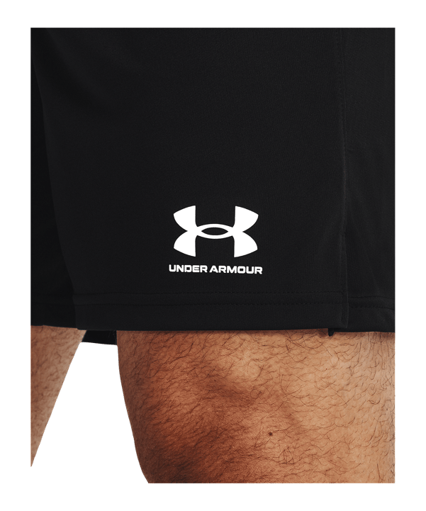 Under Armour Challenger Core Short Schwarz F001 - schwarz