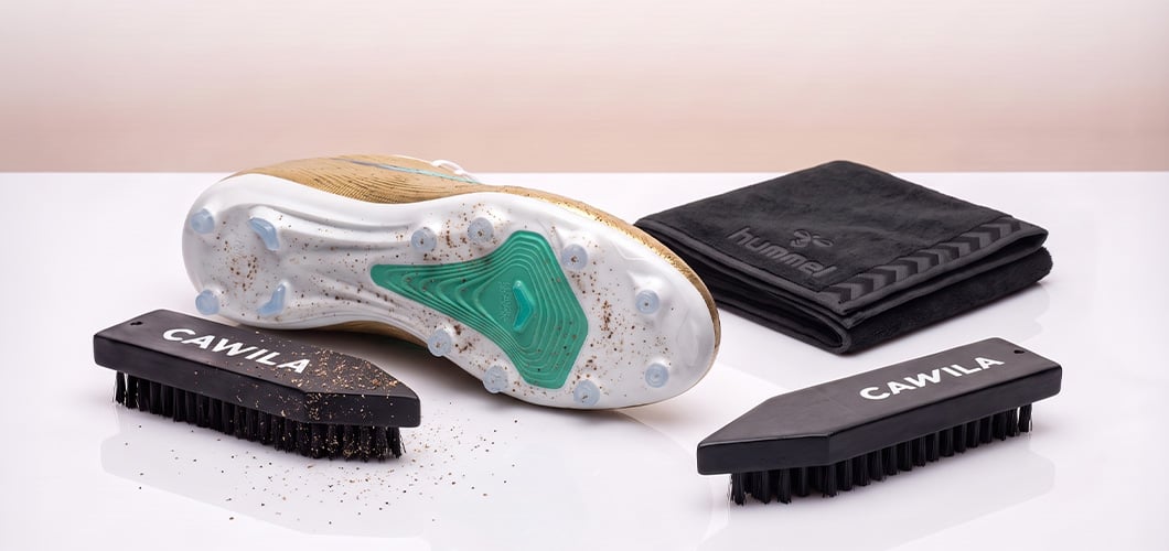 Cleaning the dirty FG sole of a football boot with CAWILA brushes and a microfibre towel