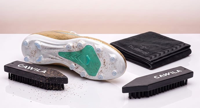 Cleaning the dirty FG sole of a football boot with CAWILA brushes and a microfibre towel