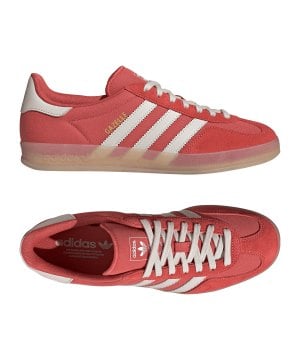 adidas-gazelle-sneaker-rot-jq8389-lifestyle_gallery.png