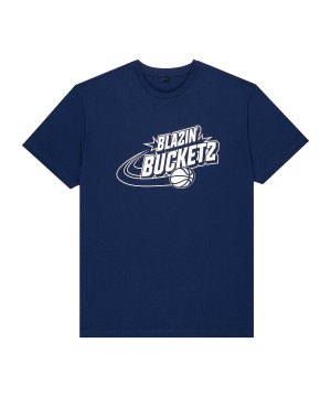 bucketz-blazin'-bucketz-t-shirt-blau-bzss24002-lifestyle_front.png