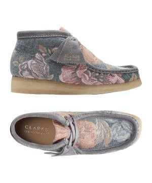 clarks-originals-wallabee-boots-sneaker-damen-blau-261698424-lifestyle_gallery.png