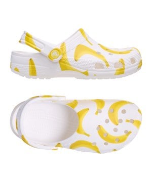 crocs-classics-fresh-fruits-clog-badelatsche-f7hd-211008-lifestyle_gallery.png