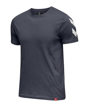 hummel-legacy-chevron-t-shirt-blau-f7429-212570-lifestyle_front.png