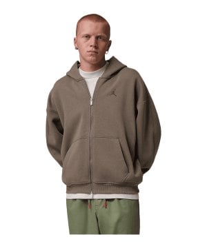 jordan-brookyln-oversized-kapuzenjacke-braun-f274-im8931-lifestyle_front.png