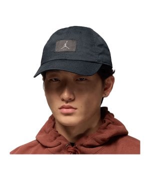 jordan-club-adjustable-hat-cap-schwarz-f014-fd5181-lifestyle_front.png