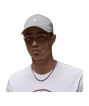 jordan-club-unstructured-curved-bill-cap-grau-f077-hq1963-lifestyle_front.png