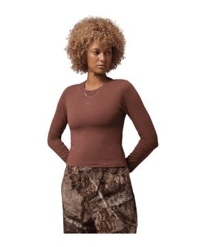 jordan-essential-gfx-t-shirt-damen-braun-f265-im7353-lifestyle_front.png