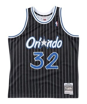 mitchell-and-ness-nba-om-on-94-95-t-shirt-schwarz-smjygs18191-omablck9-lifestyle_front.png