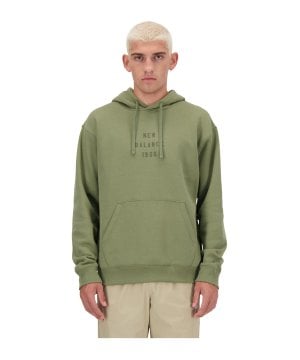 new-balance-iconic-collegiate-graphic-hoody-fdek-mt41517-lifestyle_front.png
