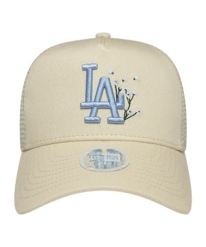 new-era-floral-trucker-losdod-cap-damen-beige-f270-60856362-lifestyle_front.png