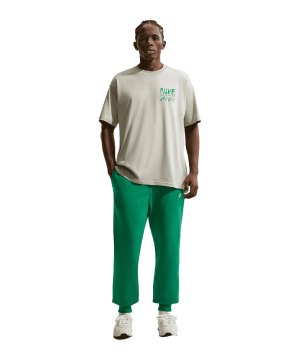 nike-club-jogginghose-gruen-f365-fn3787-lifestyle_front.png