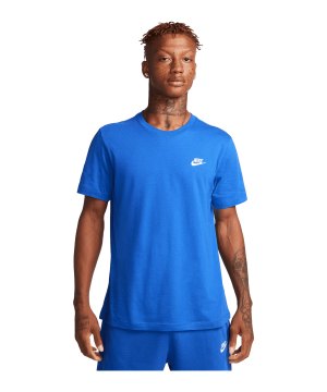 nike-club-t-shirt-blau-f480-ar4997-lifestyle_front.png