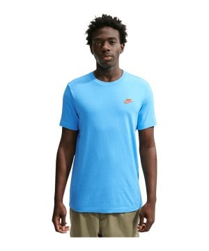 nike-club-t-shirt-blau-f497-ar4997-lifestyle_front.png