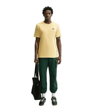 nike-club-t-shirt-gelb-f723-ar4997-lifestyle_front.png