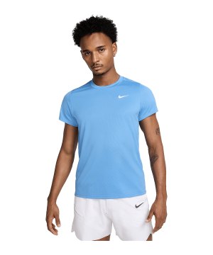 nike-court-victory-tennis-trainingshirt-blau-f489-fz6921-fussballtextilien_front.png