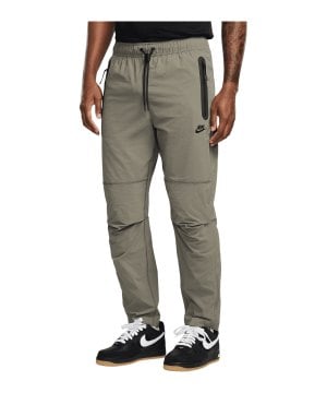 nike-dri-fit-tech-woven-hose-silber-f328-hm8241-lifestyle_front.png