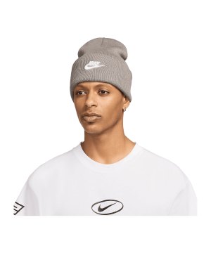 nike-futura-beanie-braun-f211-hf0186-lifestyle_front.png