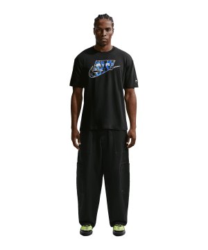 nike-nsw-air-aop-t-shirt-schwarz-f010-ir4974-lifestyle_front.png
