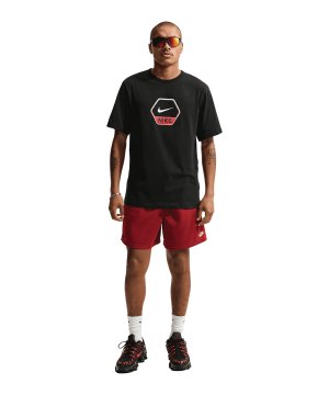 nike-nsw-club-gfx-t-shirt-schwarz-f010-iq0471-lifestyle_front.png