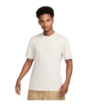 nike-premium-essential-t-shirt-weiss-f074-do7392-lifestyle_front.png