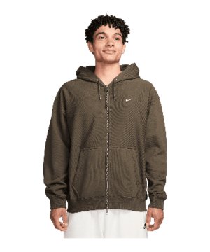 nike-solo-swoosh-hoody-braun-f212-hv1084-lifestyle_front.png