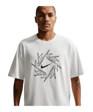 nike-sportswear-t-shirt-weiss-f121-ih1377-lifestyle_front.png