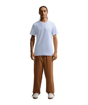 nike-sportwear-club-t-shirt-blau-f408-ar4997-lifestyle_front.png