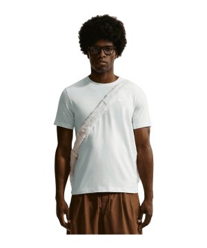 nike-sportwear-club-t-shirt-gruen-f395-ar4997-lifestyle_front.png