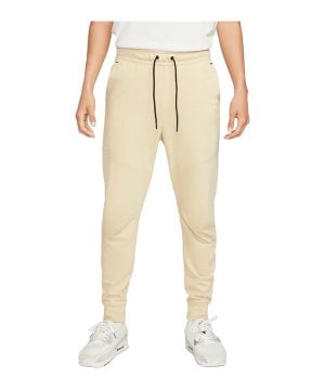 nike-tech-essentials-jogginghose-gold-f783-dx0826-lifestyle_front.png