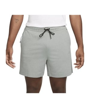 nike-tech-essentials-short-gruen-f330-dx0828-lifestyle_front.png