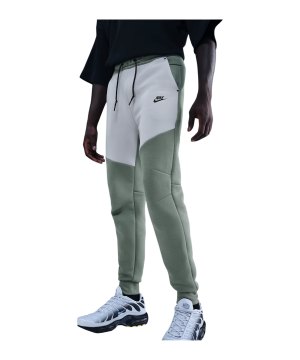 nike-tech-fleece-jogginghose-gruen-f365-hv0959-lifestyle_front.png