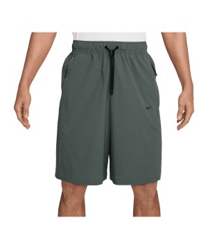 nike-tech-helios-short-gruen-f303-if1304-lifestyle_front.png