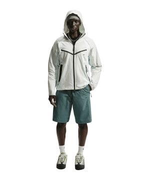 nike-tech-sweatshort-gruen-f382-if1304-lifestyle_front.png