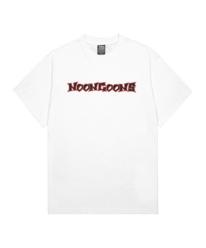 noon-goons-sketchy-t-shirt-weiss-ngss22038-lifestyle_front.png