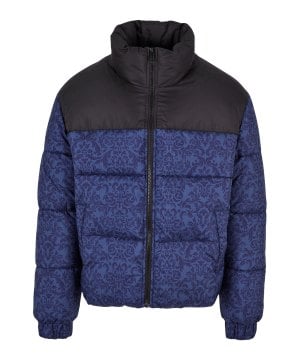 urban-classics-aop-retro-puffer-jacke-blau-f03987-tb5540-lifestyle_front.png