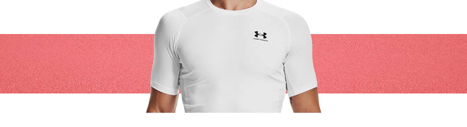 Under Armour HG Compression T-Shirt Weiß, Detailansicht Schulter- und Brustpartie vorne mit UA-Logo in Weiß links auf der Brust, Raglanschnitt mit baselayertypisch außenliegenden Nähten