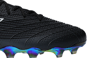 Detailansicht auf Schuhspitze des Skechers SKX 01 Rasenfußballschuhs mit PRECISE STRIKE CONTROL Mikrotextur aus Dashes und Linien