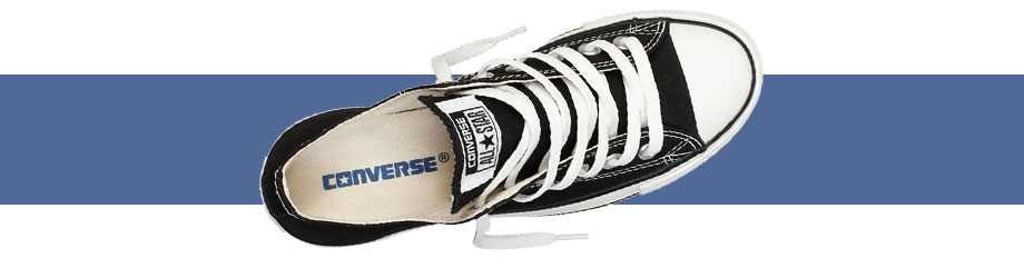 flacher Converse Chuck Taylor All Star Low Sneaker in Schwarz in Draufsicht von oben, Schnürung schön sichtbar mit Metall eingefassten Ösen, hinterer Teil der Textileinlegesohle mit Converse-Schriftzug sichtbar