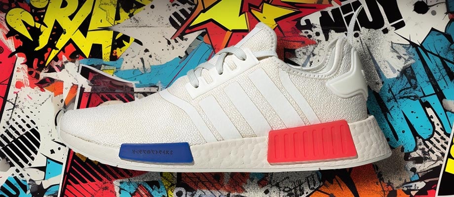 adidas Originals NMD R1 Primeblue in Weiß mit rot-blauen Plugs vor einem Gaffitti Style Collage Hintergrund, um die ikonische  80er-Jahre-Running-DNA des adidas Lifestyle Sneakers mit seiner Keilform zu betonen