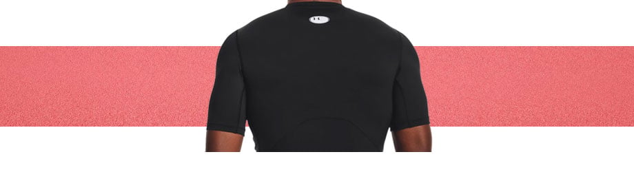 Under Armour HG Compression T-Shirt Schwarz, Detailansicht Rücken mit aufgedrucktem weißem ID-Label zur persönlichen Beschriftung mit Initialien, Namen oder Nummer