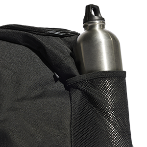 Sac de sport adidas Tiro League avec compartiment inférieur (une image d'exemple pour toutes les tailles) montrant le côté avant avec la poche en filet supplémentaire... typiquement utilisée comme porte-bouteille.