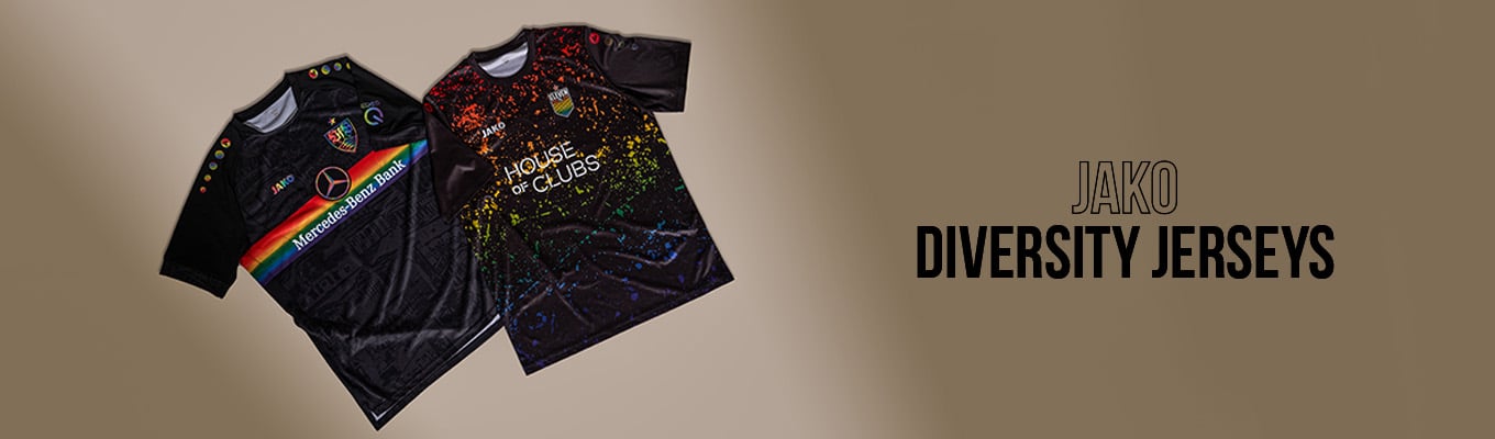 JAKO VfB Sondertrikot Diversity Schwarz und JAKO x 11teamsports Exklusiv Regenbogen Trikot nebeneinander 