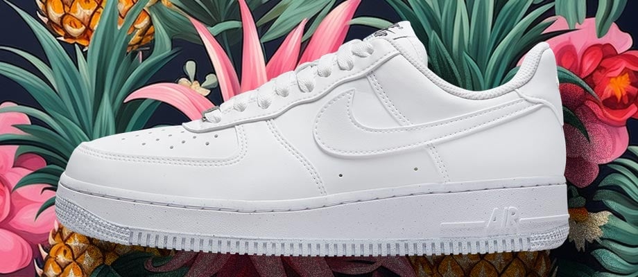 Nike Air Force 1 07 Damen Sneaker Triple White F101 vor einer tropischen Grafiktapete mit Ananas und pinkten Tropenblumen, um das superclean reinweiße Sneaker-Design zu betonen