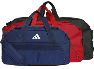 Sacs de sport adidas Tiro dans les trois tailles courantes de sacs de sport adidas S, M et L alignées les unes derrière les autres : sac de sport adidas Tiro taille S en bleu à l'avant, sac de sport adidas Tiro taille M en rouge au milieu, sac de sport adidas Tiro taille L en noir à l'arrière