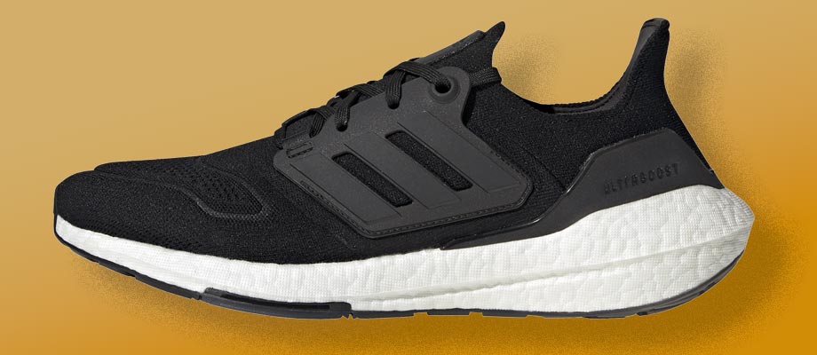 adidas Ultraboost 22 Laufschuh - Seitenansicht vor einem goldbraunen Hintergrund als Verbindung Running und der direkten Verbindung zum Untergrund.