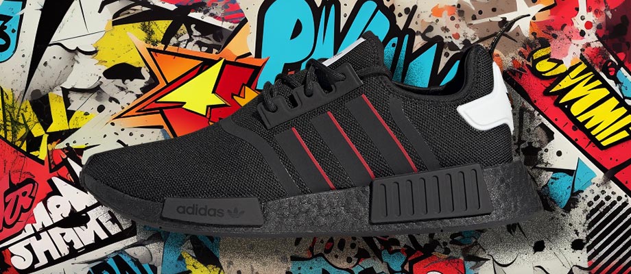 adidas Originals NMD R1 Primeblue in schwarz mit roten Streifen und schwarz-rot-goldenem Trefoil-Logo vor einem Gaffitti Style Collage Hintergrund, um die ikonische  80er-Jahre-Running-DNA des adidas Lifestyle Sneakers mit seiner Keilform zu betonen