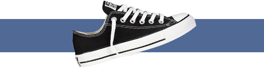 klassischer flacher Converese Chuck Taylor All Star Low Segeltuschschuh Schwarz Weiß in Seitenanschicht, Spitze leicht nach oben geneigt