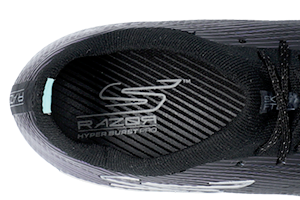 Blick von oben in den Skechers Razor FG Fußballschuh mit Blick auf die Einlegesohle mit dämpfender Hyper Burst Pro TM Dämpfung
